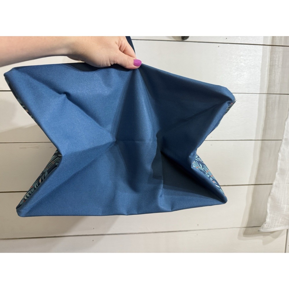 Thirty One Thirtyone 31 Gifts Pick Up and Go Tote -‎ NWOT Blue Etched Shells - Picture 6 of 6